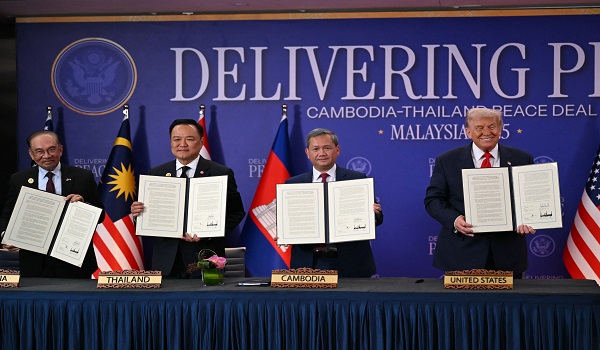 (Dari kanan ke kiri) Perdana Menteri Malaysia, Datuk Seri Anwar Ibrahim; Perdana Menteri Thailand, Anutin Charnvirakul; Perdana Menteri Kemboja, Hun Manet; dan Presiden Amerika Syarikat, Donald Trump menyertai majlis menandatangani perjanjian gencatan senjata bersempena Sidang Kemuncak ASEAN ke-47 di Kuala Lumpur/AFP